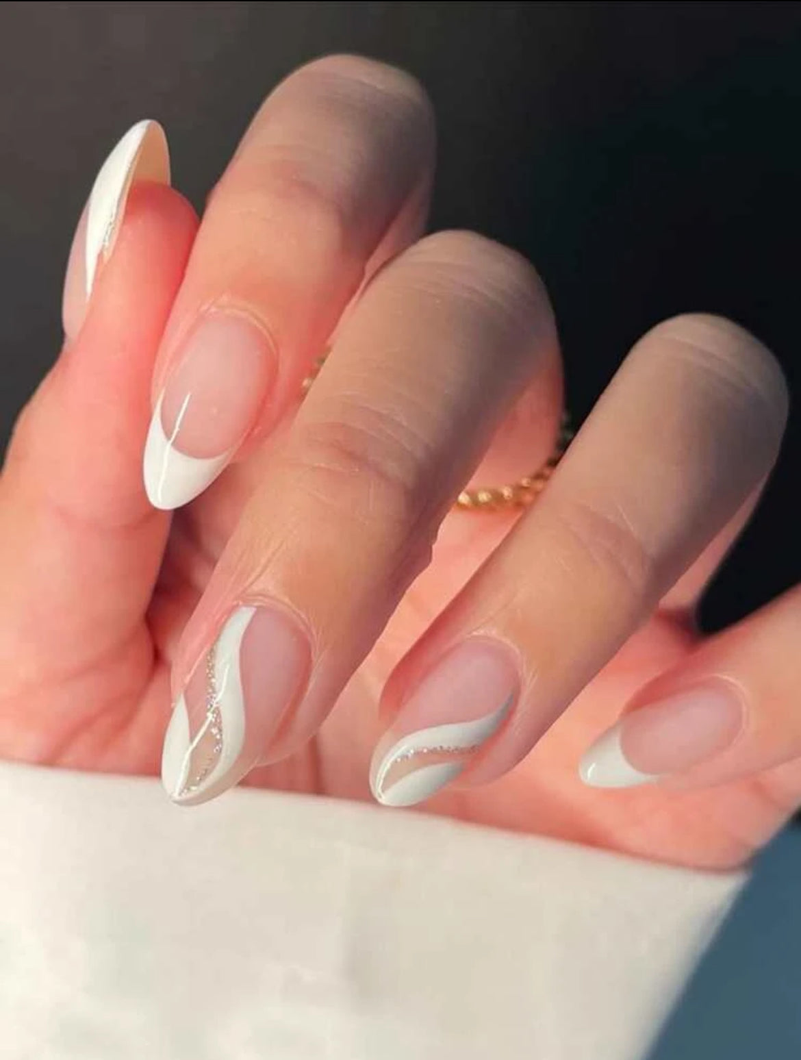 24 pièces Ongles blancs français moyen en forme d'amande à enclencher inclut une lime à ongles et un adhésif en gelée