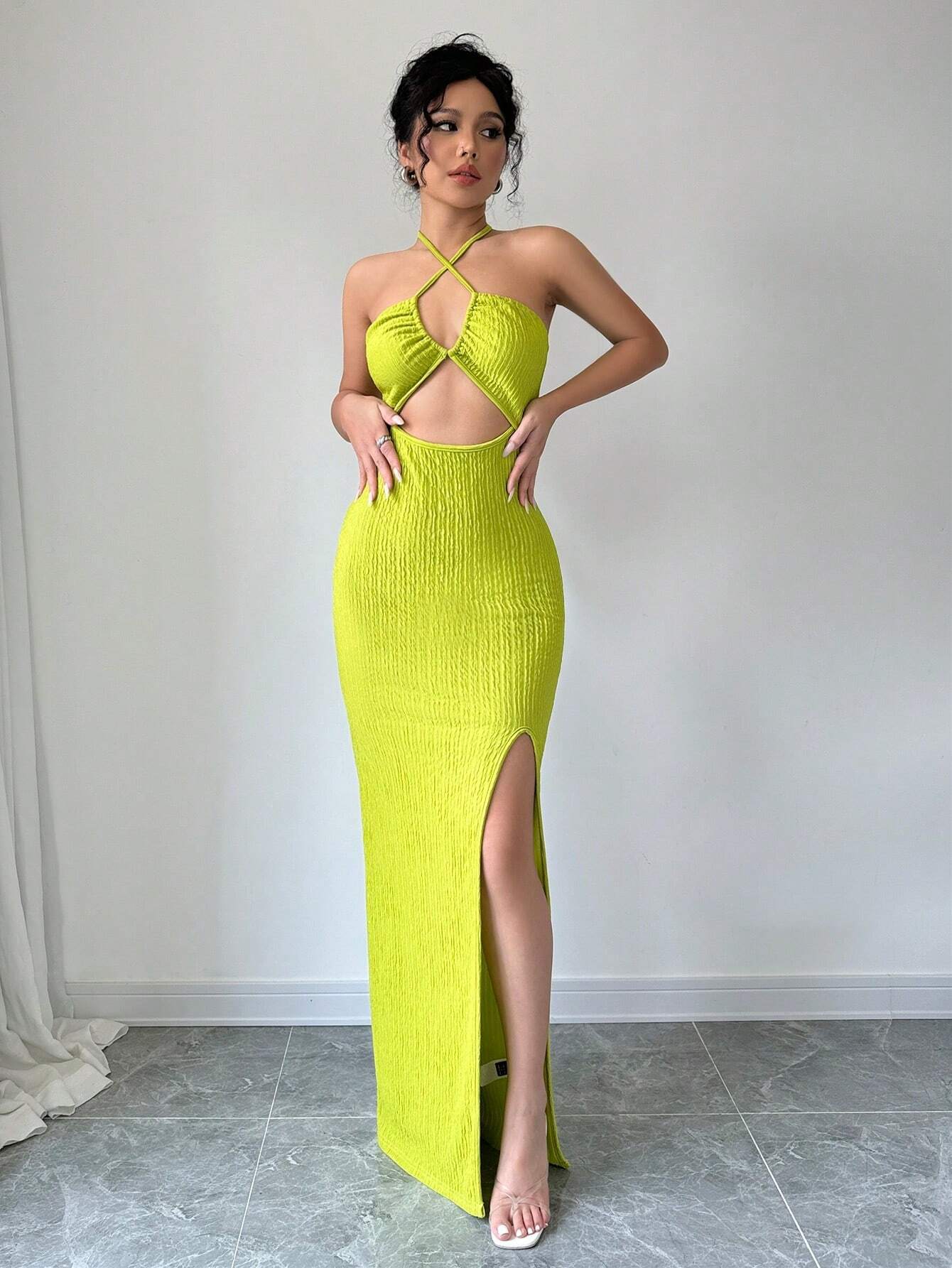 Robe noire ajustée avec fente haute, dos nu et