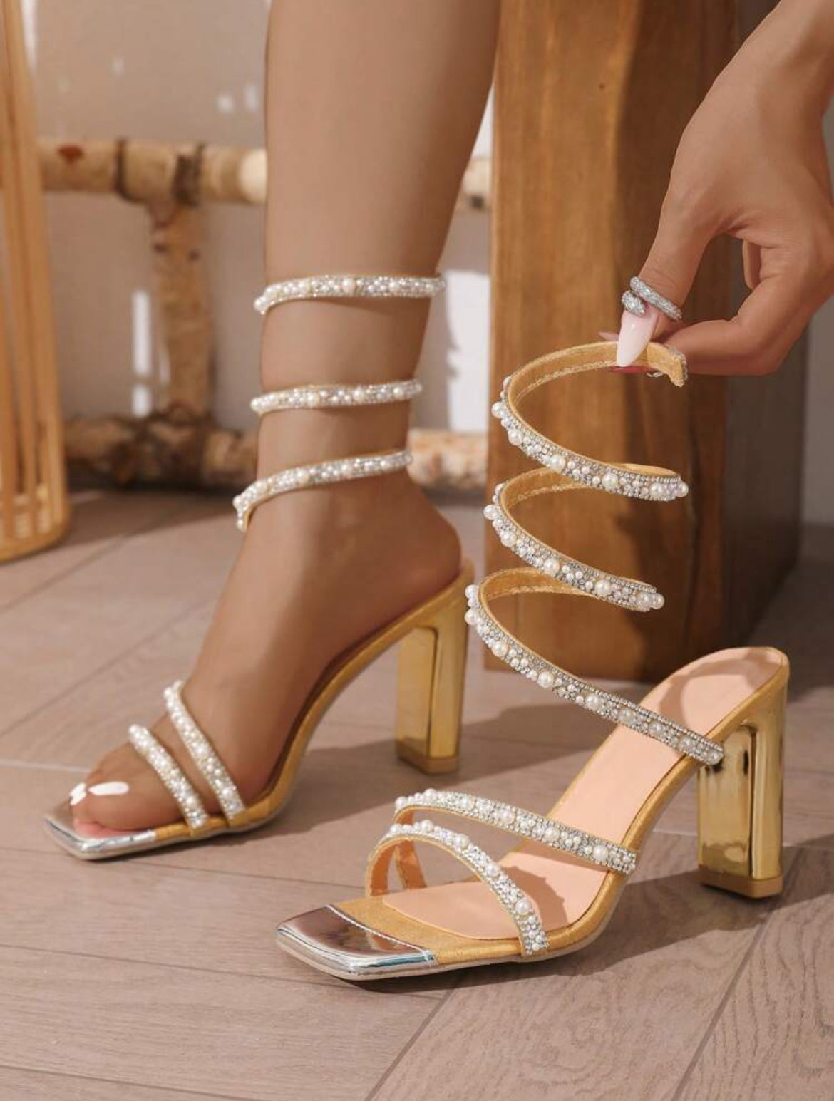 Sandales à talons hauts à bout pointu ornées de perles et de strass, talons confortables enveloppés en spirale